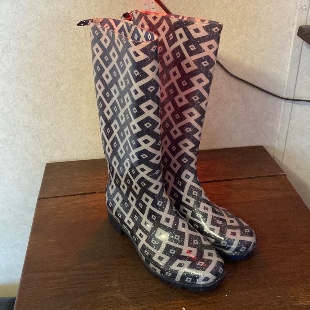 Daisy Fuentes blue and white with silver dots size 7 rain boots